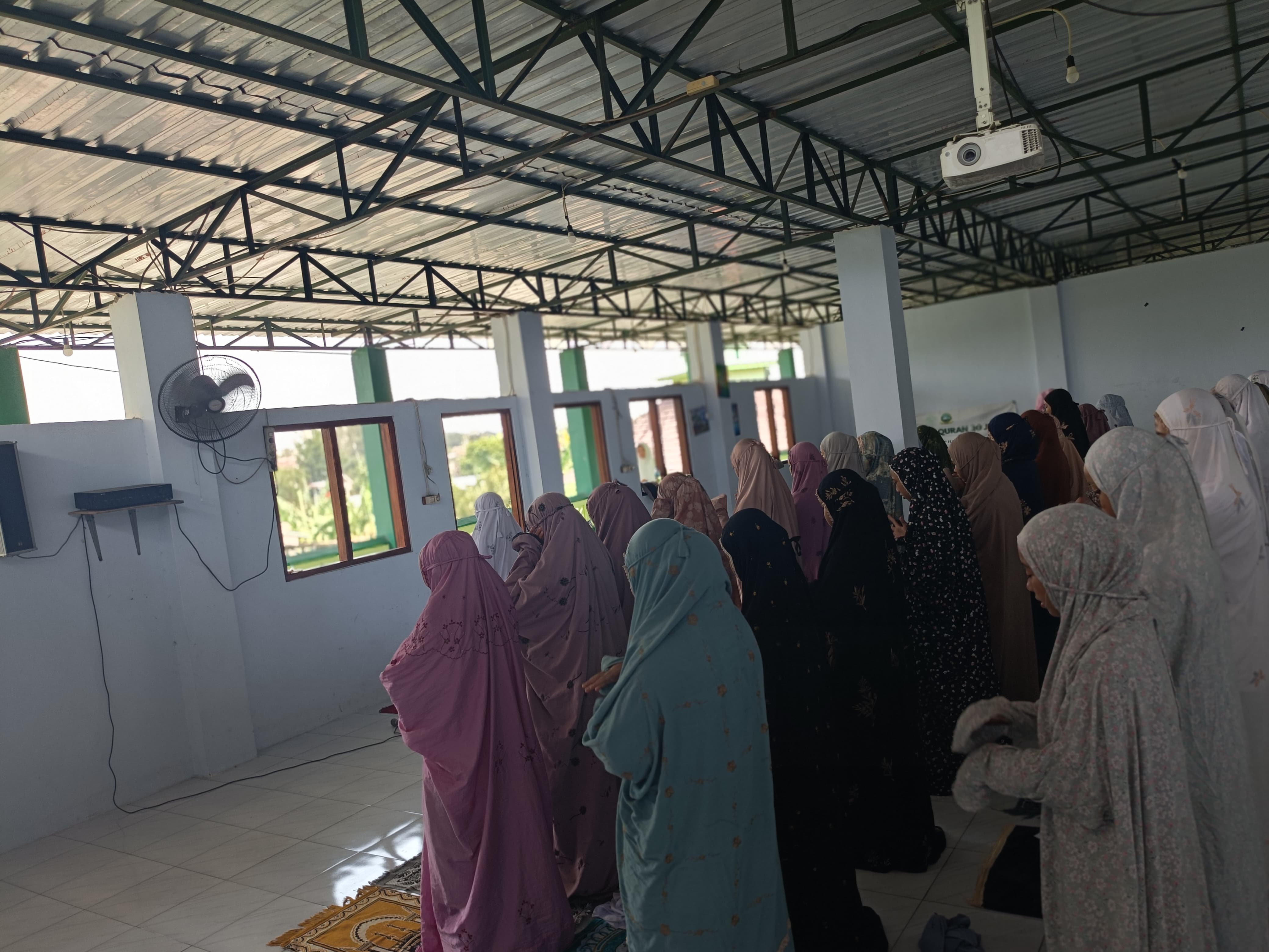 SMP Hamalatul Quran Ringinagung Gelar Shalat Ghaib dan Doa Bersama untuk Korban Runtuhnya Bangunan Ponpes Al Khoziny Sidoarjo